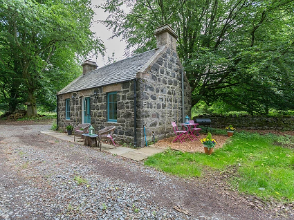 Wardhill Castle Glamping Bothy Scotland